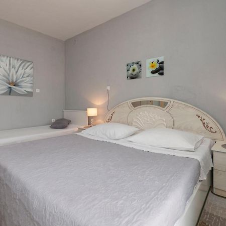Apartment And Rooms Tatjana Omis Bagian luar foto