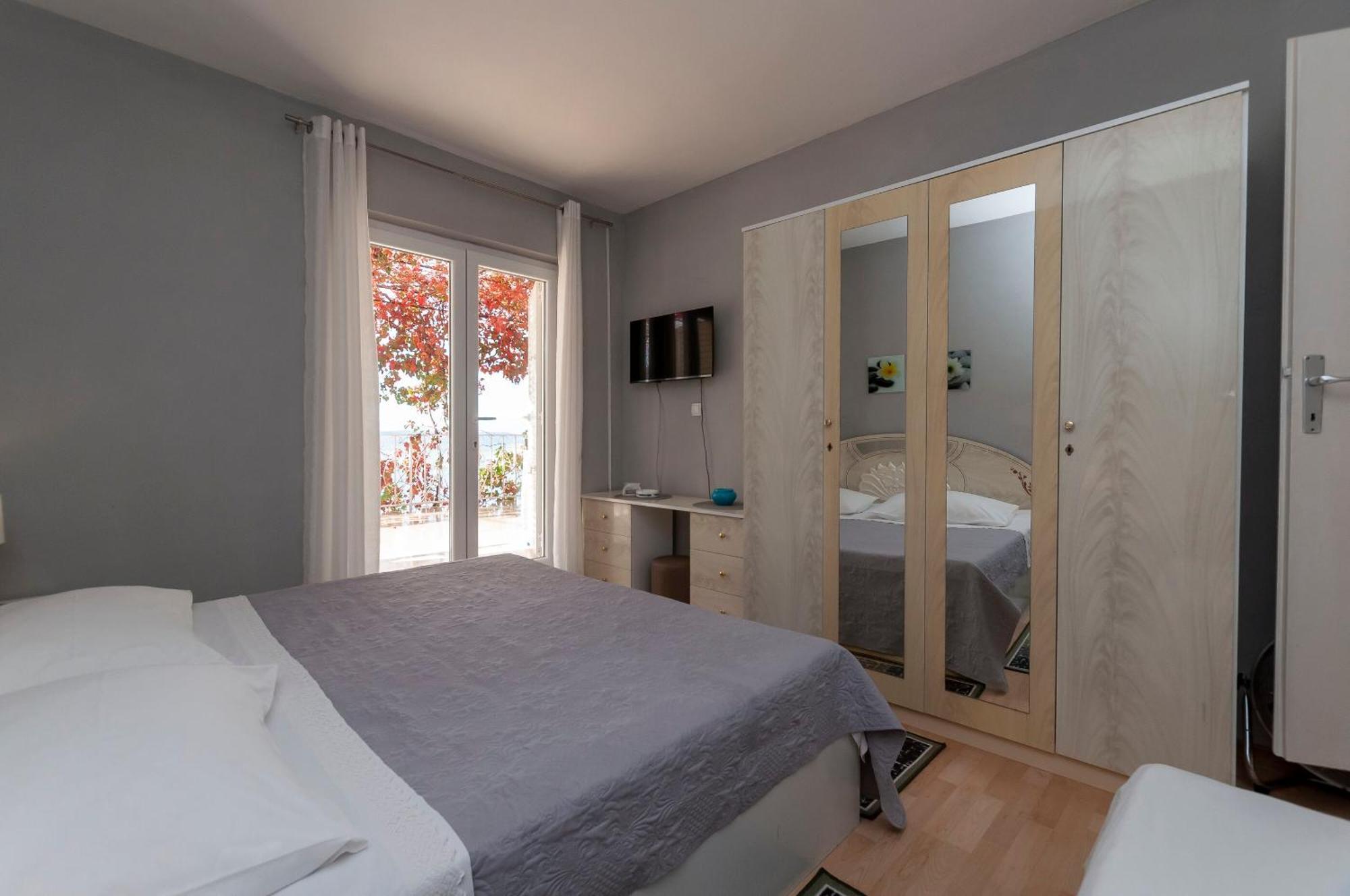 Apartment And Rooms Tatjana Omis Bagian luar foto