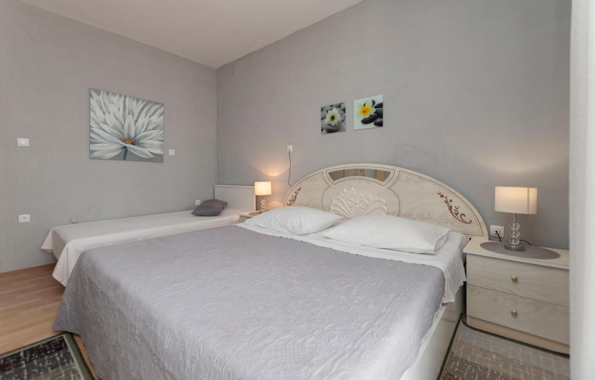 Apartment And Rooms Tatjana Omis Bagian luar foto