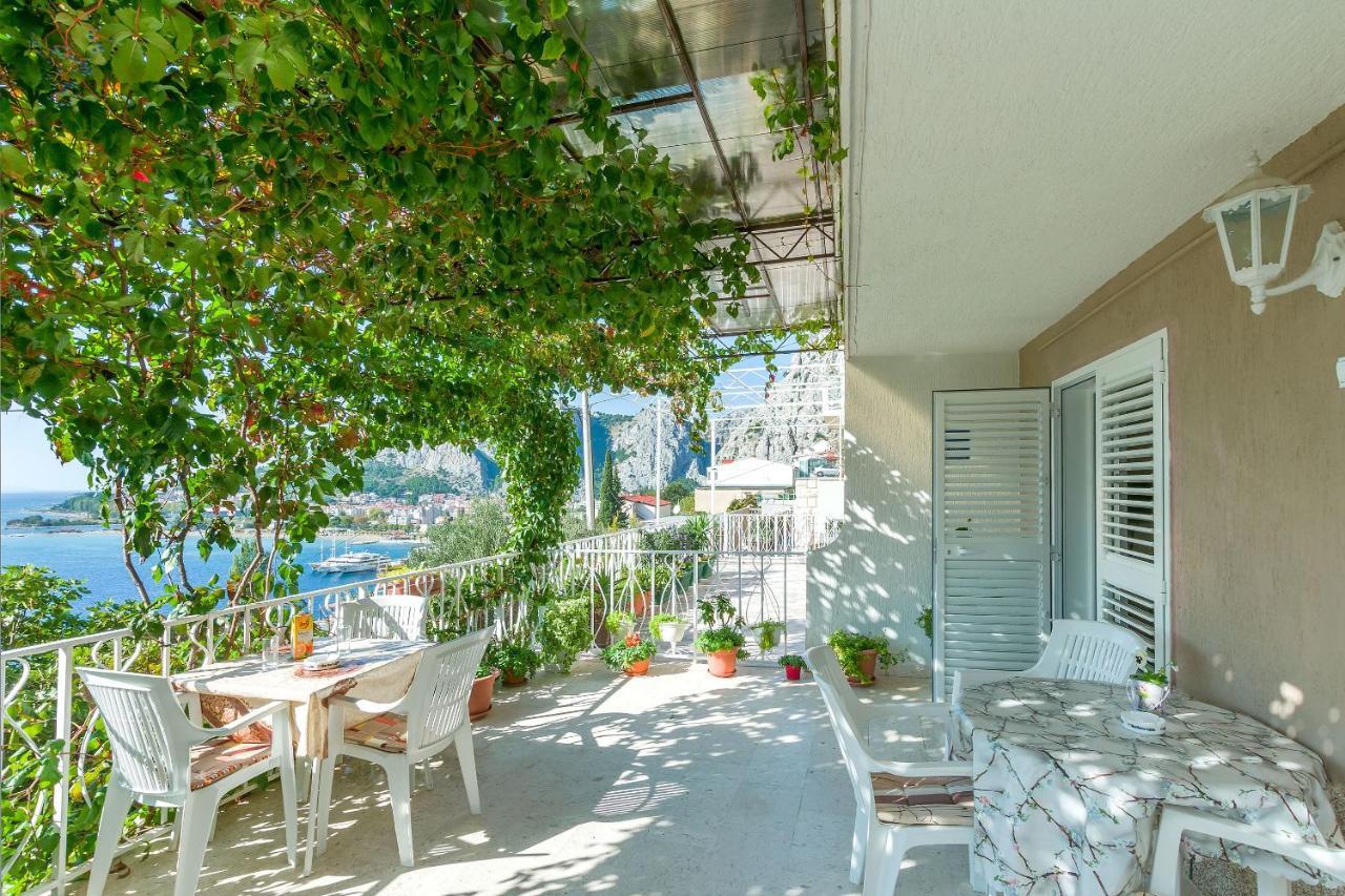 Apartment And Rooms Tatjana Omis Bagian luar foto