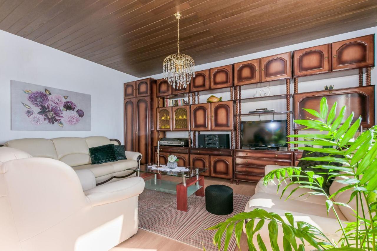 Apartment And Rooms Tatjana Omis Bagian luar foto