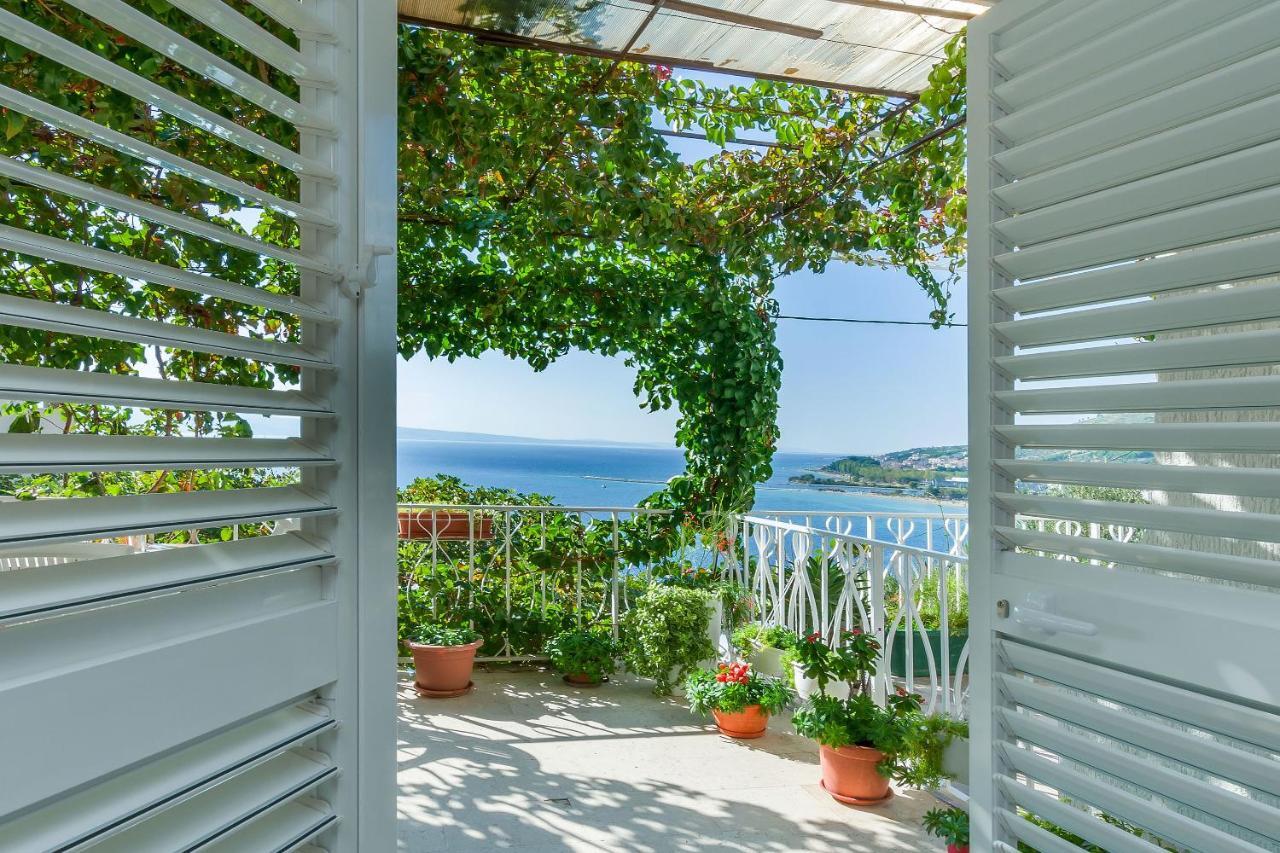 Apartment And Rooms Tatjana Omis Bagian luar foto