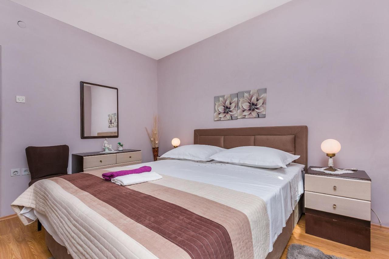 Apartment And Rooms Tatjana Omis Bagian luar foto