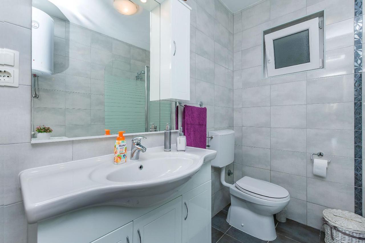 Apartment And Rooms Tatjana Omis Bagian luar foto