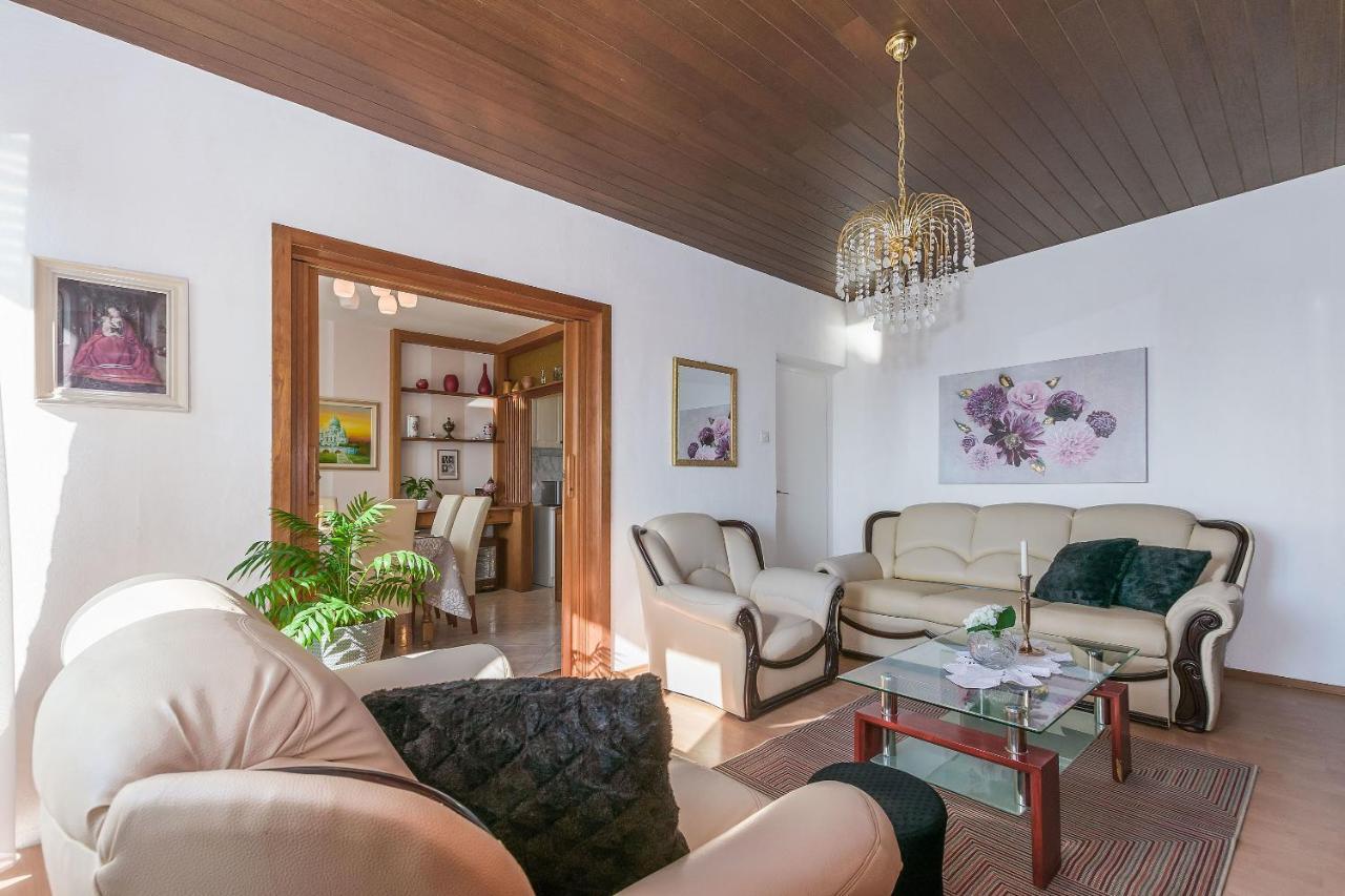 Apartment And Rooms Tatjana Omis Bagian luar foto